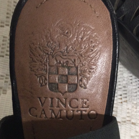 Very nice condition high heels are Vince Camuto in a 61/2 - Picture 5 of 6